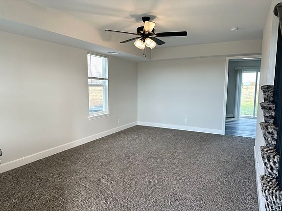 4th image of 301 SE Rose Garden Ln