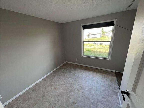 4th image of 1068 Grandview Cir