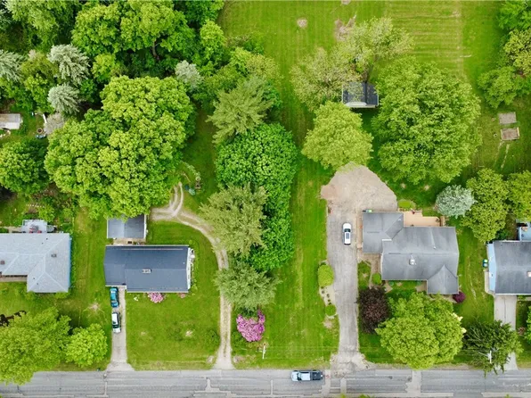 Garden St, Burton, OH 44021