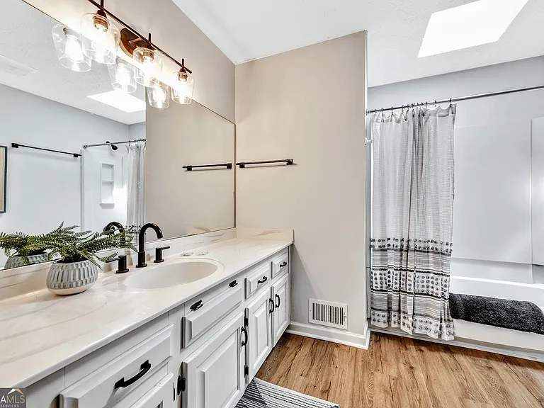 3870 Northpoint Dr — Photo 15