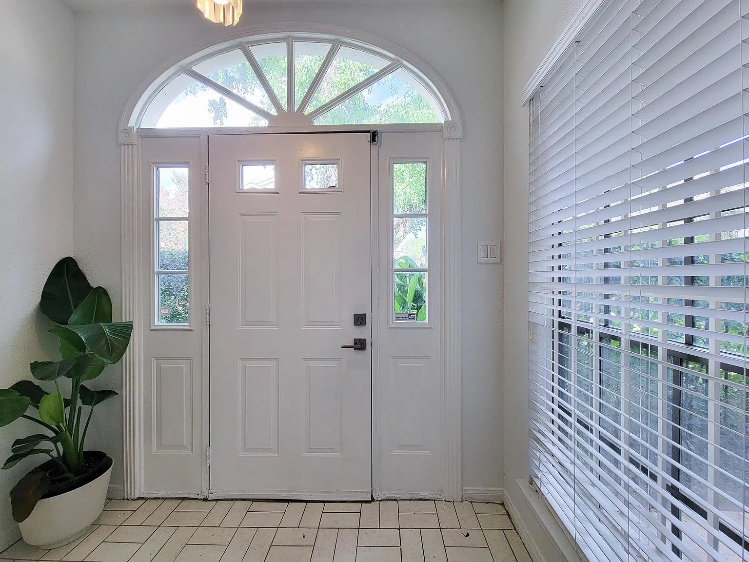 3 bed, 2.5 bath, 1978 sqft, $2,480 — Photo 3