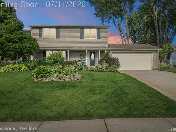 2668 Caterham Dr, Waterford, MI 48329