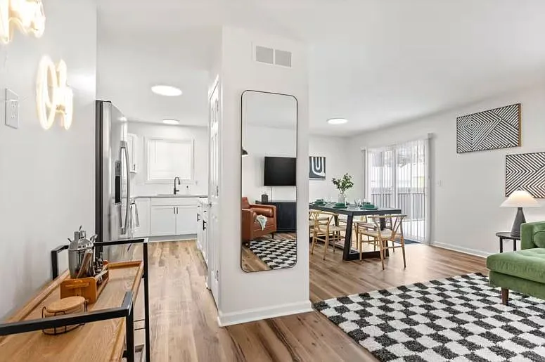 3 bed, 2.5 bath, 1545 sqft, $7,500 — Photo 2