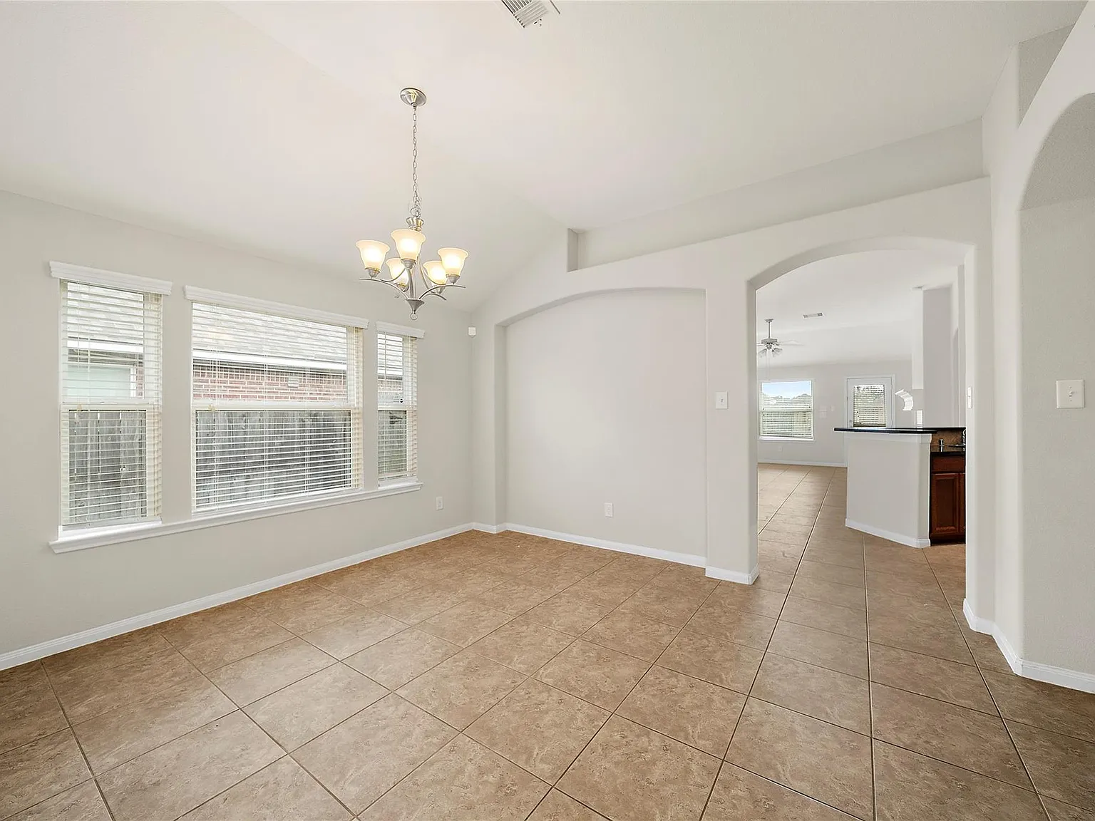 3 bed, 2.0 bath, 2006 sqft, $2,200 — Photo 2