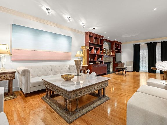 4th image of 10 Holly Ln