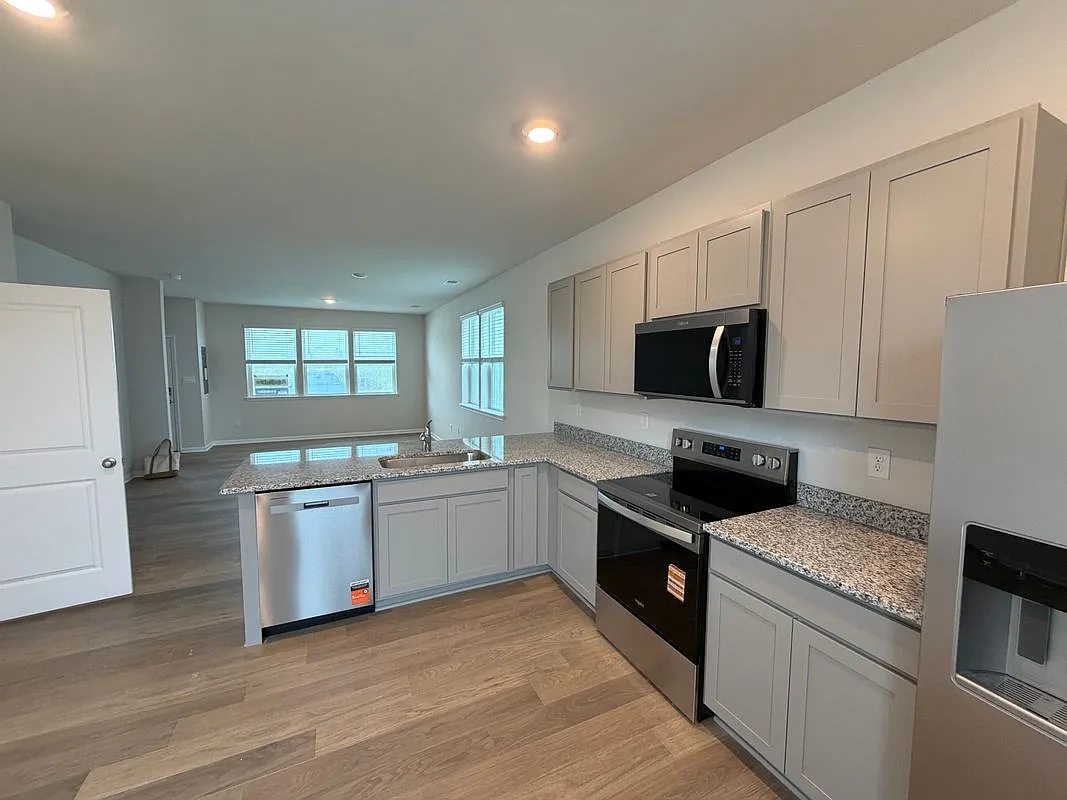 3 bed, 2.5 bath, 1365 sqft, $2,000 — Photo 2