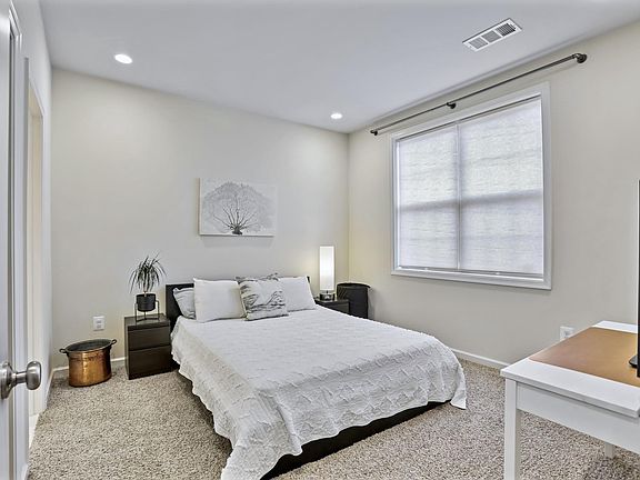 4th image of 22462 Cambridgeport Sq