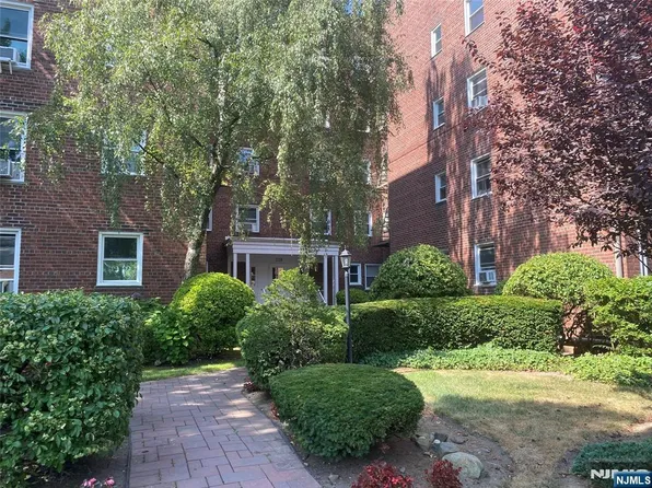 328 Bridge Plz N APT 5J, Fort Lee, NJ 07024