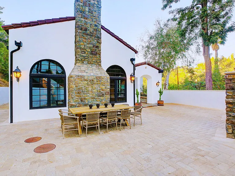 2570 Nichols Canyon Rd — Photo 3