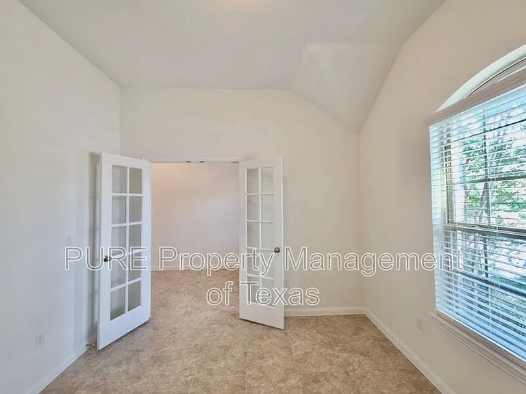 615 Linares Ln — Photo 22