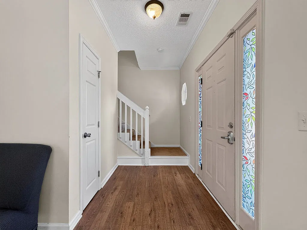4 bed, 2.5 bath, 2350 sqft, $2,500 — Photo 2