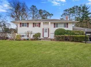 14 Ridgewood Ave, Brentwood, NY 11717