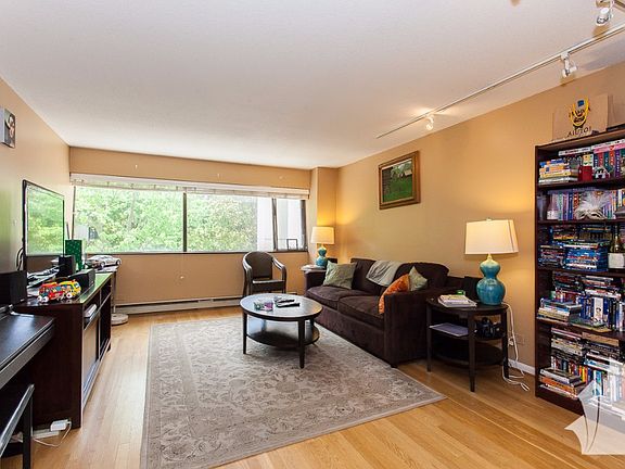 2nd image of 1415 N Dearborn Pkwy #3D