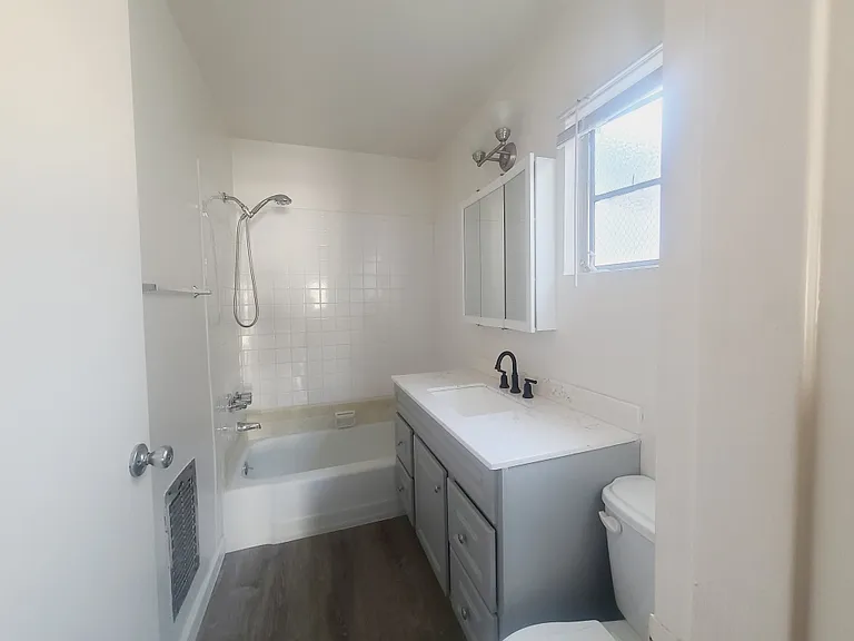 500 S Oxford Ave — Photo 9