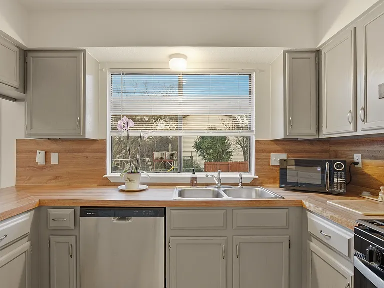 12901 Silver Creek Dr — Photo 23