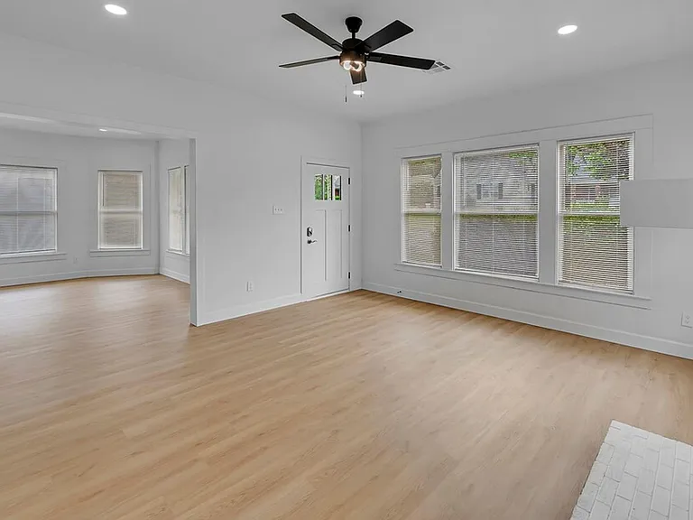 1815 Seneca Ave — Photo 6