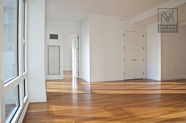 Sold by New York Residence | media 19