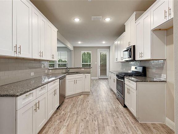 5th image of 2900 Galveston St