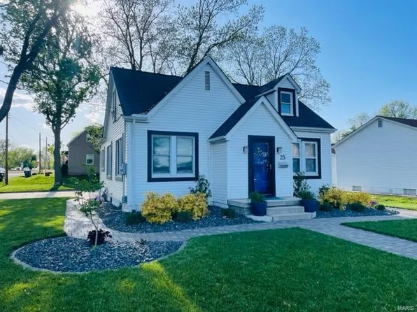 23 S Madison St, Trenton, IL 62293