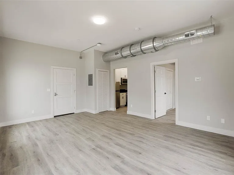 792 W Montrose St #205 — Photo 13