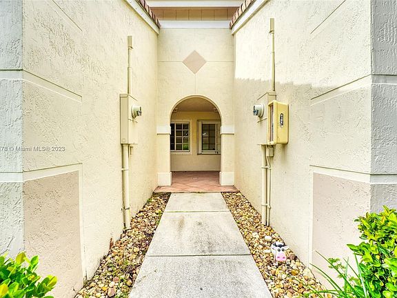 3rd image of 3240 SW 50th St