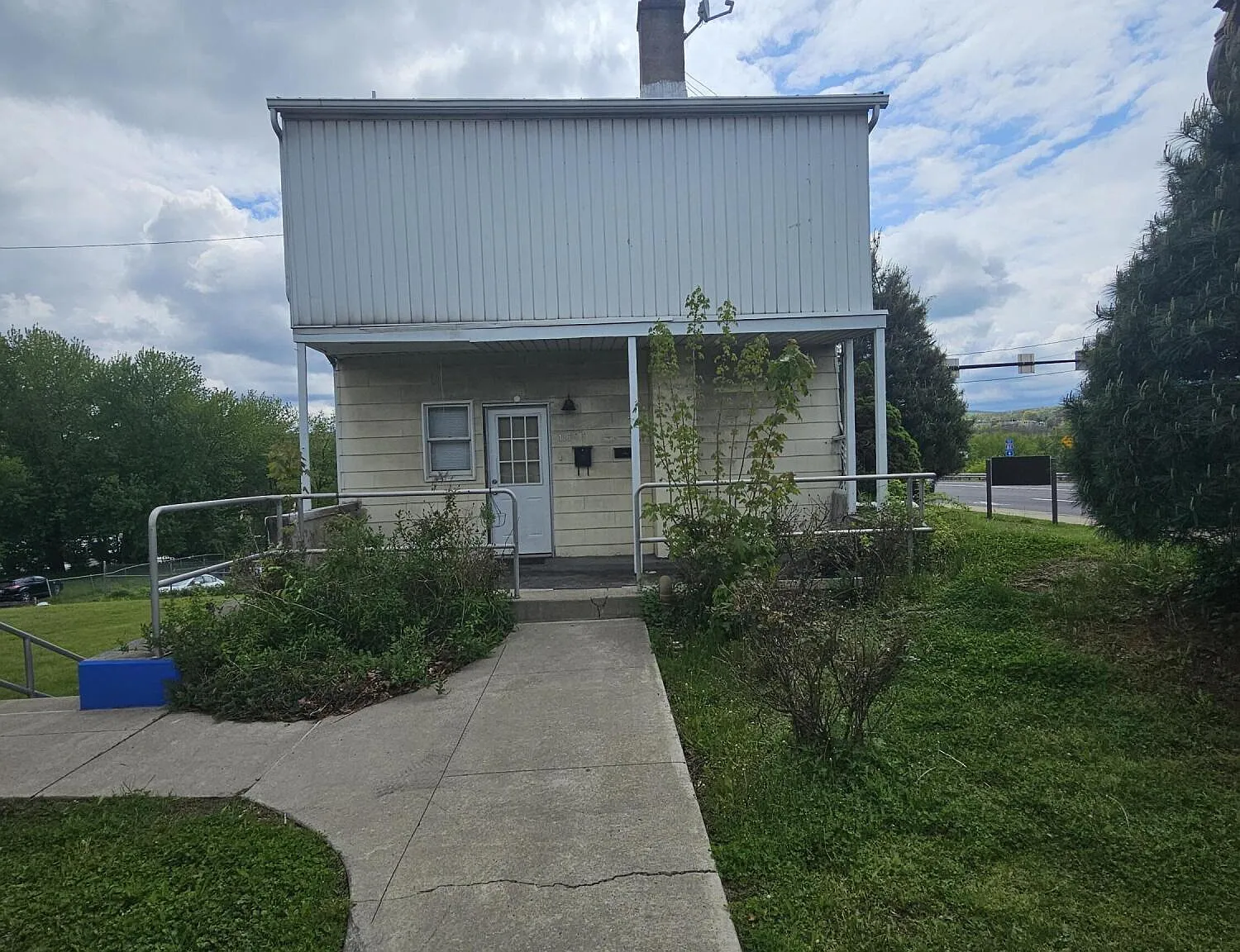 4 bed, 1.0 bath, 1100 sqft, $1,500 — Photo 2