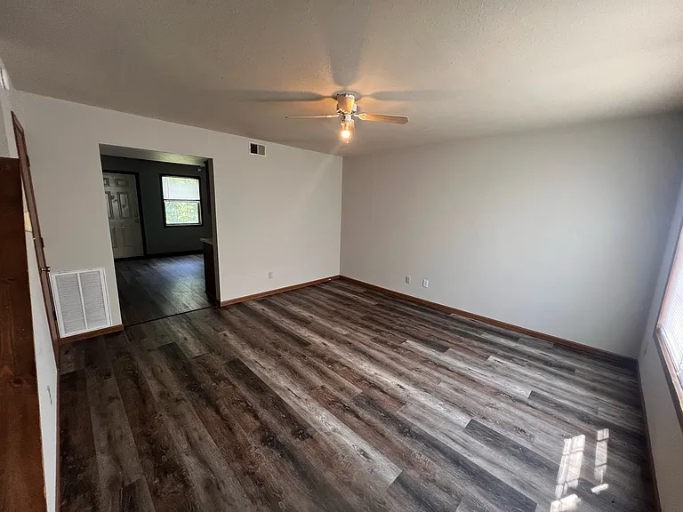 3 bed, 1.5 bath, $975 — Photo 1