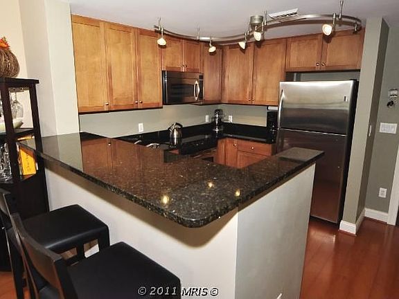 4th image of 1020 N Highland St Unit 523