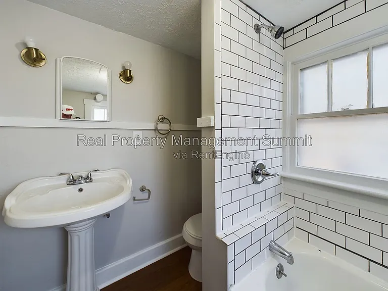 2408 Poplar St — Photo 11