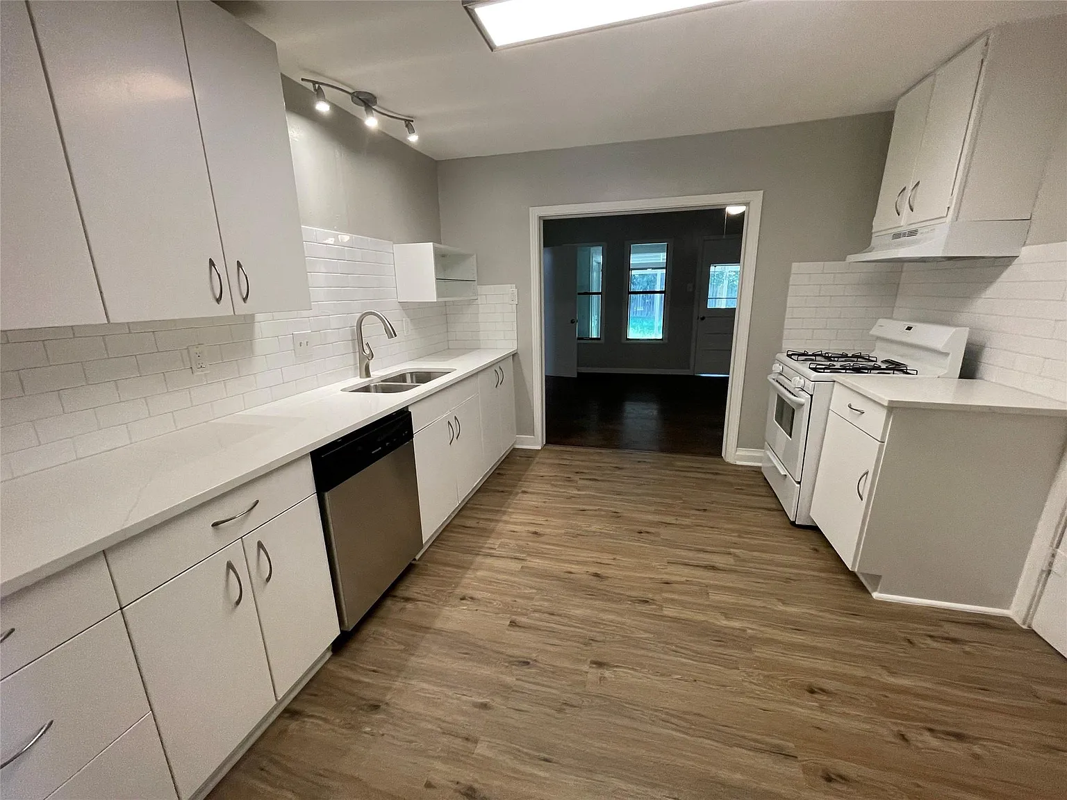 4 bed, 2.5 bath, 2032 sqft, $1,795 — Photo 3