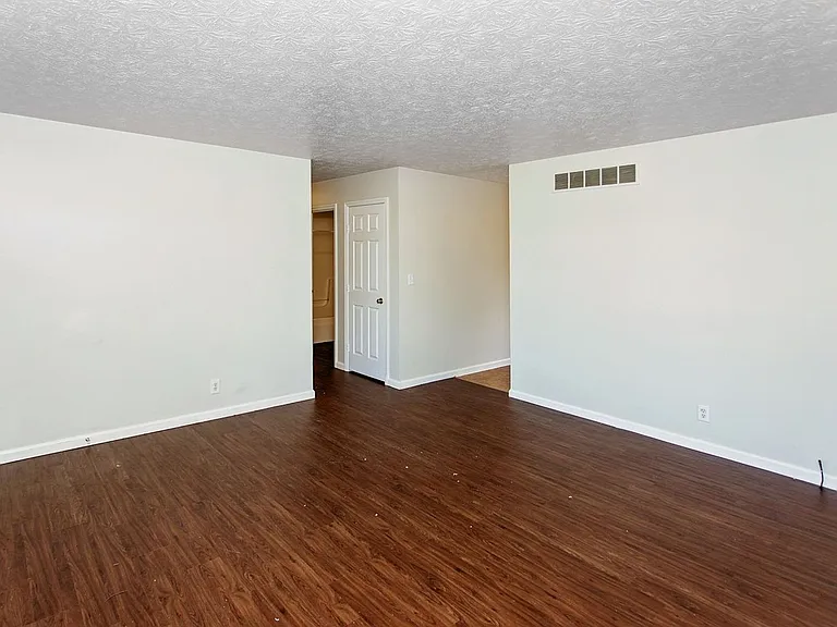 5695 Victoryview Ln — Photo 6