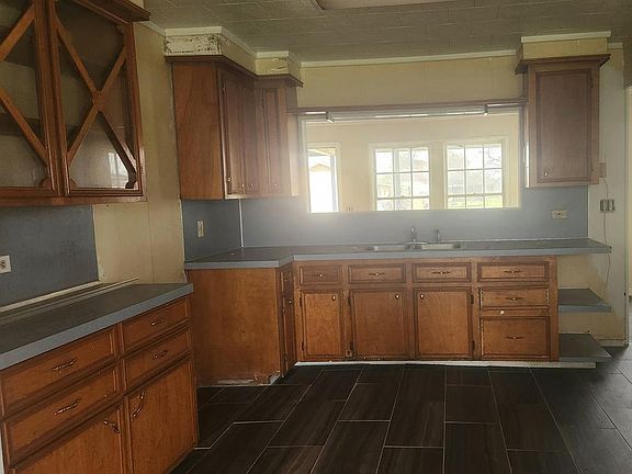 5th image of 805 2nd St