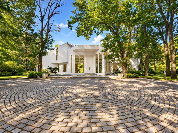 11 Surrey Lane, Old Westbury, NY 11568