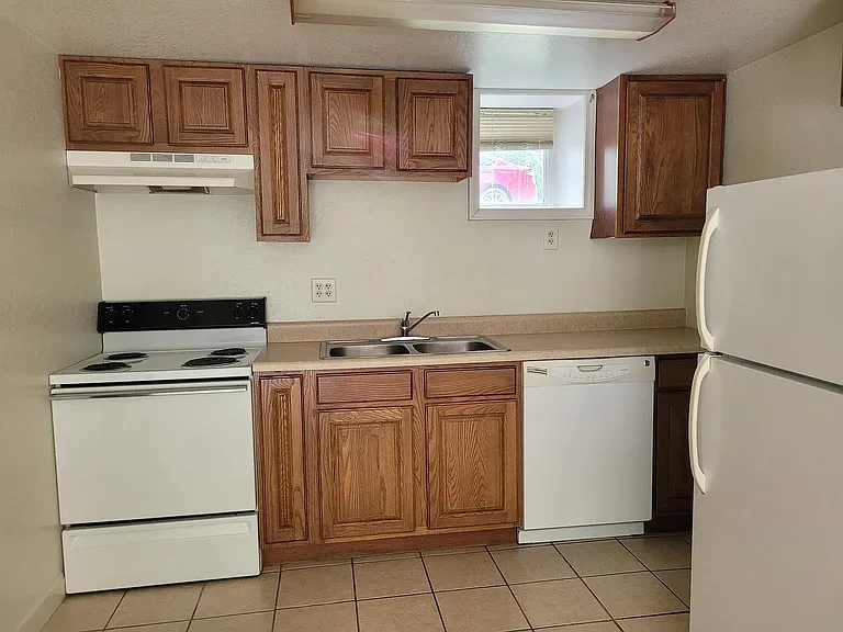 403 W Freeman St #18 — Photo 3