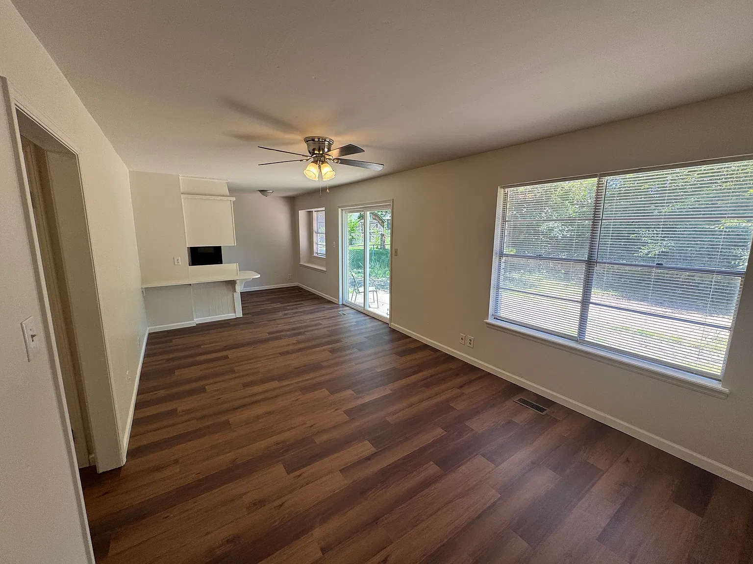 3 bed, 1.5 bath, 1042 sqft, $1,450 — Photo 2