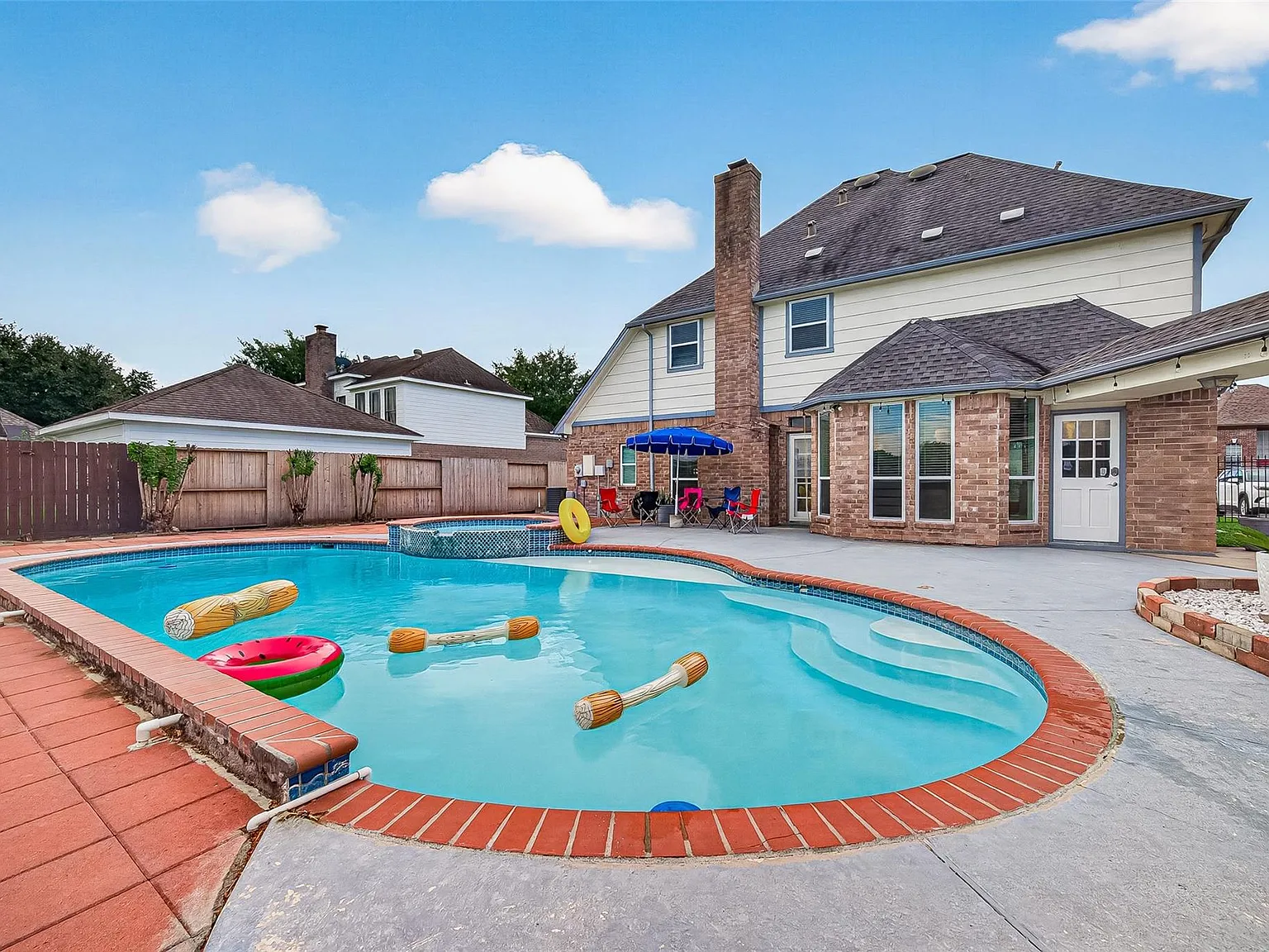 4 bed, 2.5 bath, 2533 sqft, $2,800 — Photo 1
