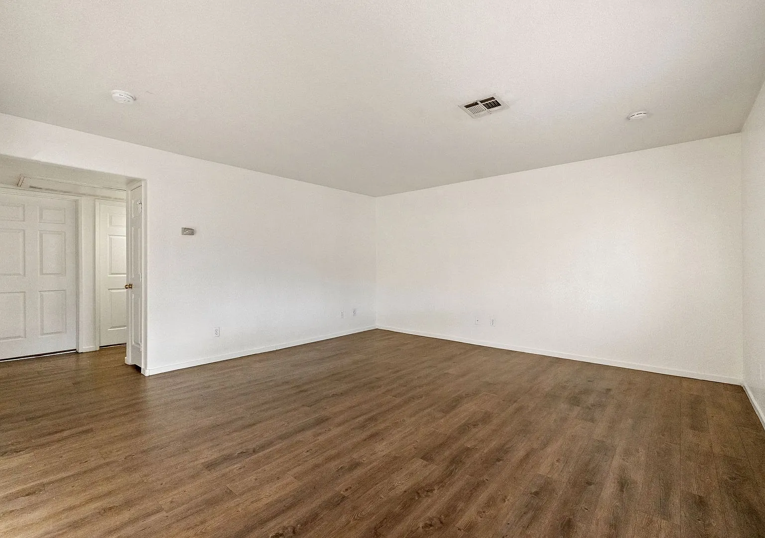 Bright & Open 2 Bed, 2 Bath Condo in Las Vegas — Photo 4