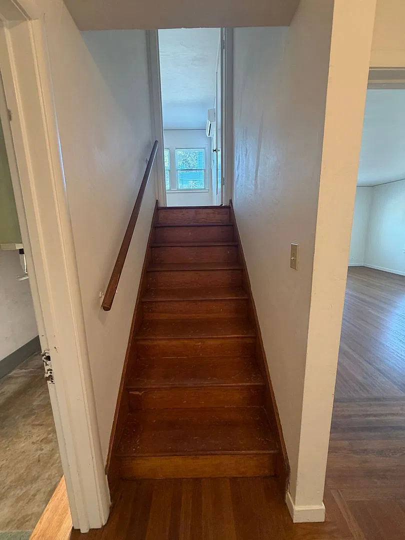 Large one bedroom duplex with garage in Elmhurst — Photo 1