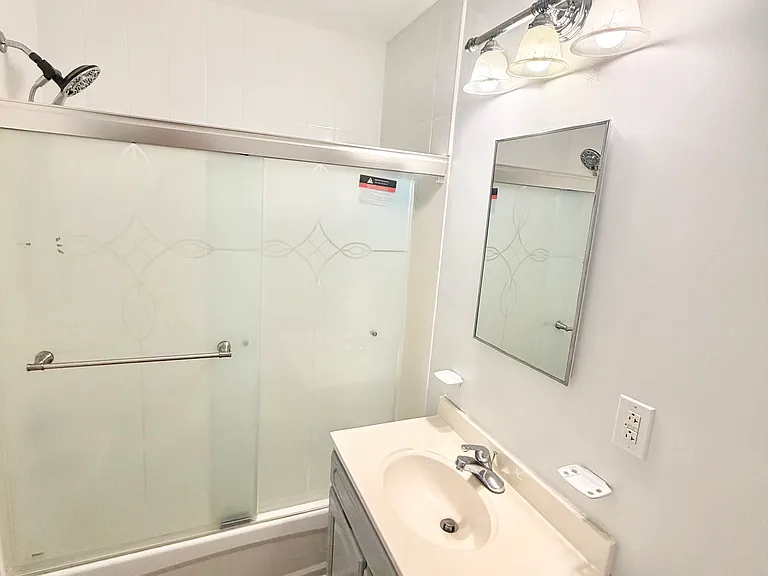 1318 Bainbridge St — Photo 15