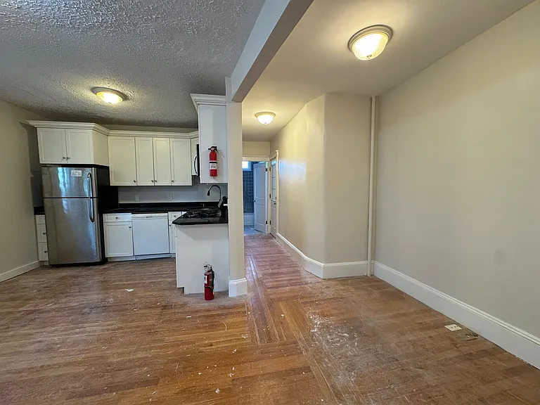 23 Lowell St #2L — Photo 6