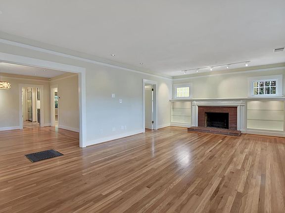 3rd image of 721 Emerson Ct