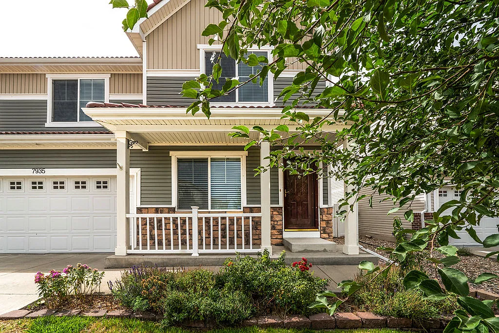 3 bed, 2.5 bath, 2524 sqft, $2,323 — Photo 3