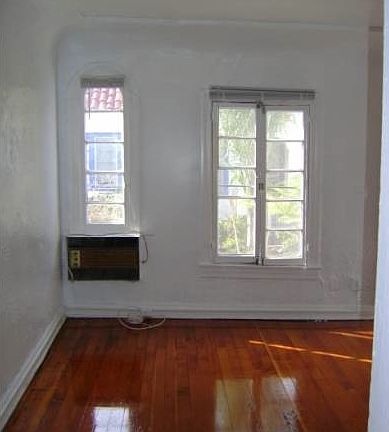3rd image of 833 N Formosa Ave