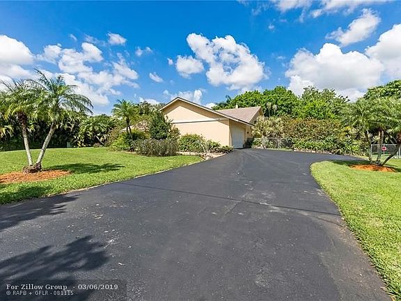 3rd image of 11841 Hermitage Dr