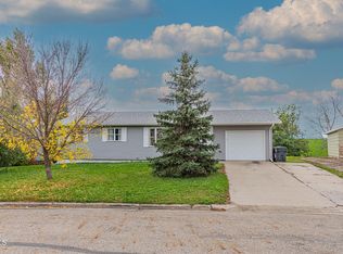 6005 Horseshoe Bnd NW, Mandan, ND 58554