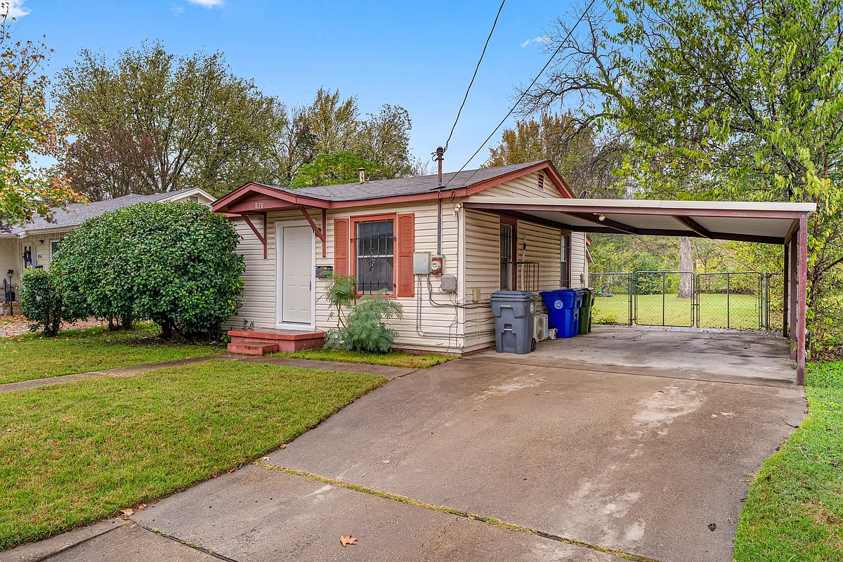 Building Photo - 820 E Pecan Ave
