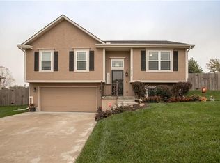 313 NE 5th St, Oak Grove, MO 64075