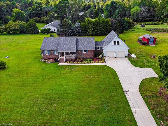3rd image of 5229 Woody Ln