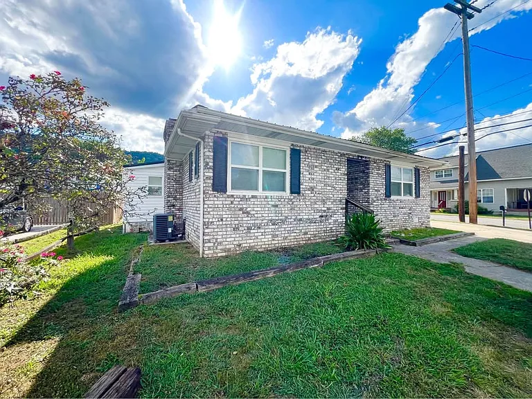 904 Jacksboro Ave — Photo 2