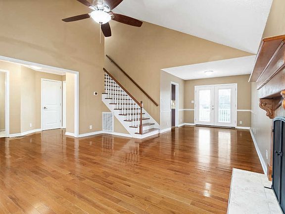 5th image of 817 Chancery Ln